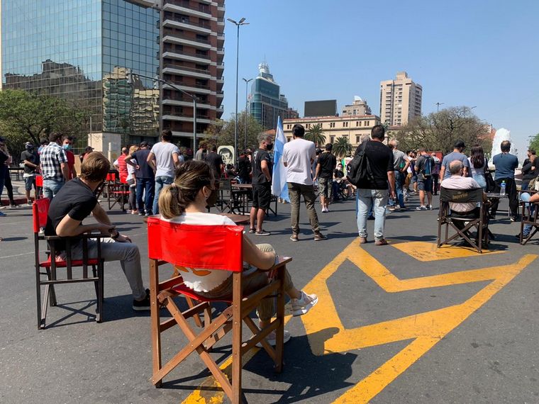 Gastronómicos se concentran frente al Patio Olmos.