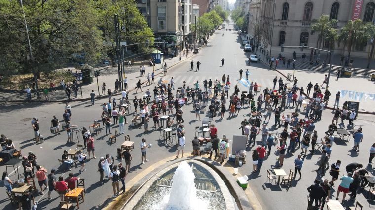 Gastronómicos se concentran frente al Patio Olmos.