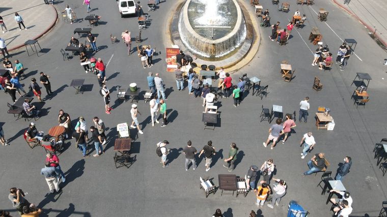 Gastronómicos se concentran frente al Patio Olmos.
