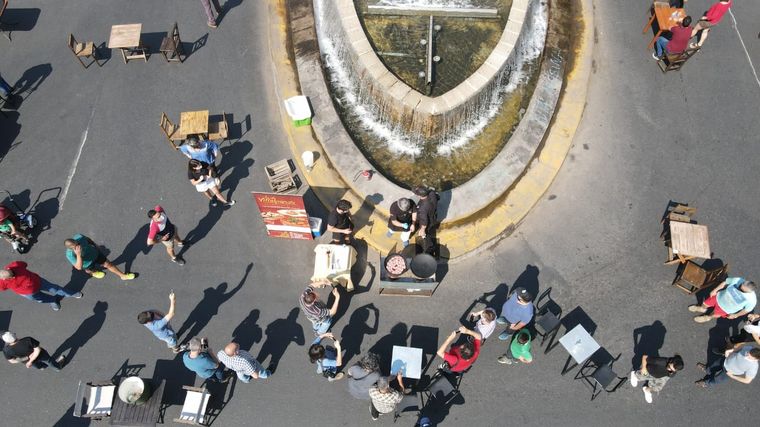 Gastronómicos se concentran frente al Patio Olmos.