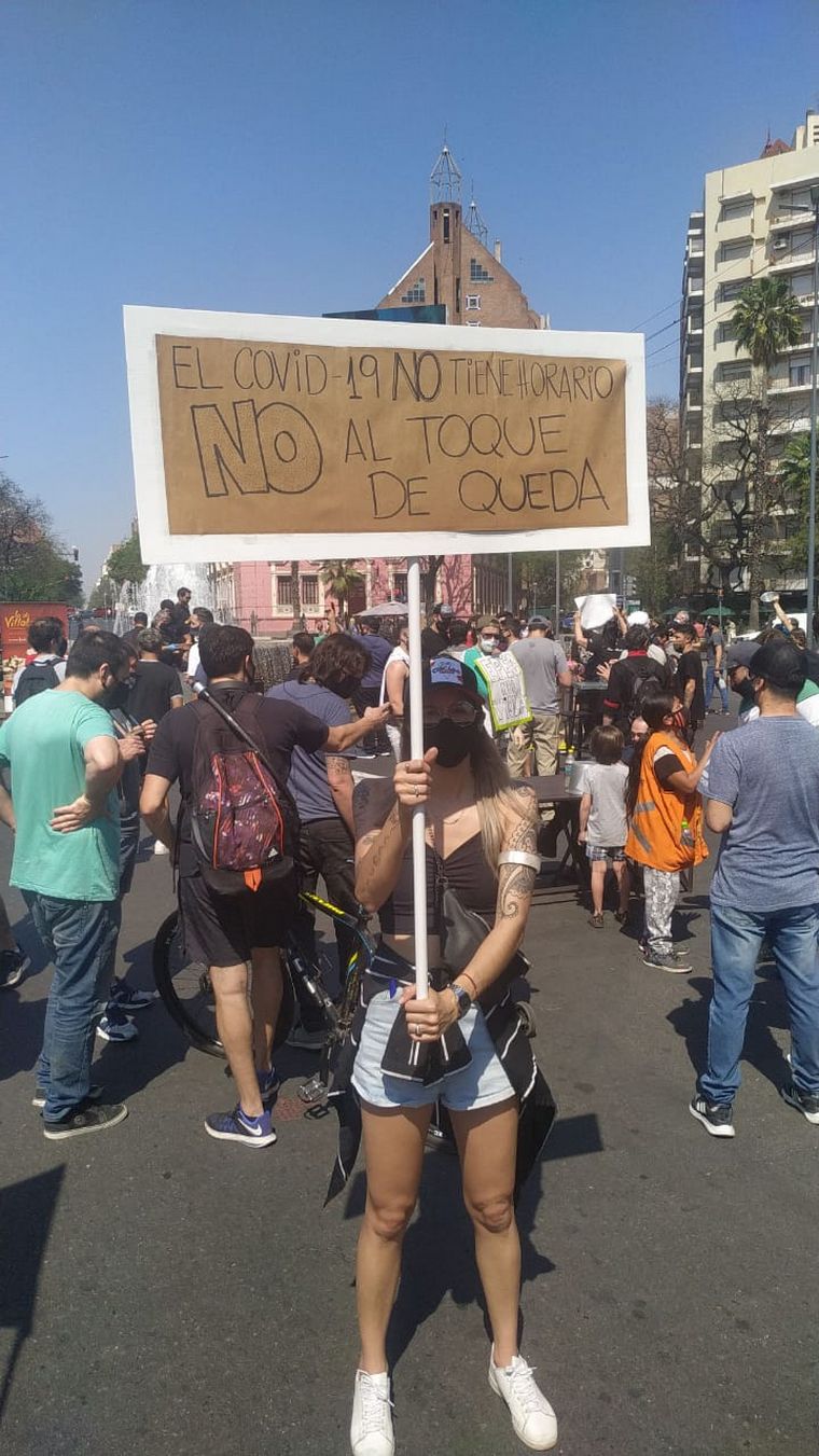 Gastronómicos se concentran frente al Patio Olmos.