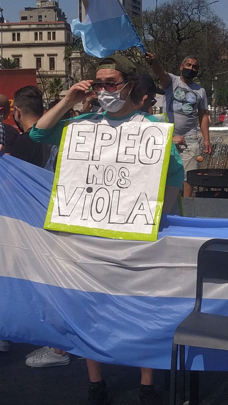 Gastronómicos se concentran frente al Patio Olmos.