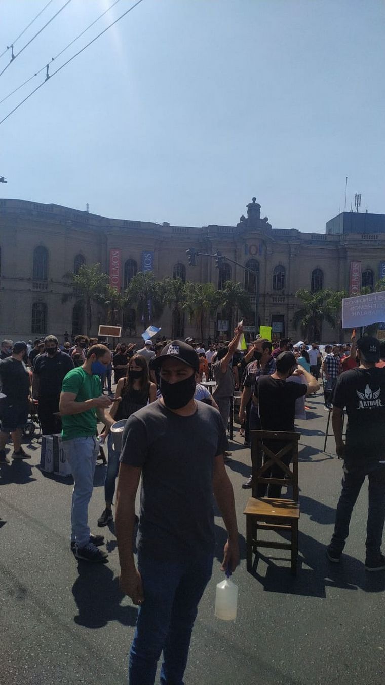 Gastronómicos se concentran frente al Patio Olmos.