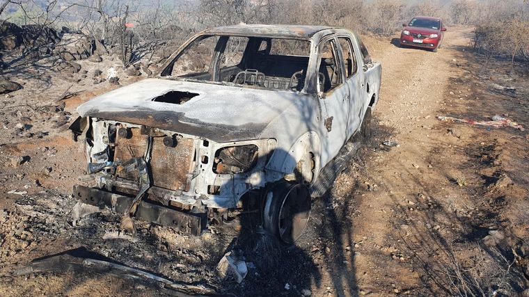 Una camioneta, quemada en medio de los incendios.