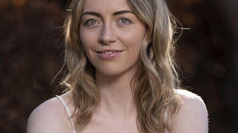 La joven pudo recuperar la vista después de seis meses.