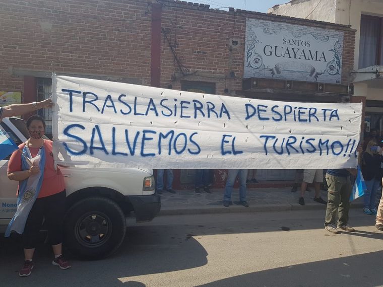 Caravana de autos en Nono para pedir la vuelta del turismo