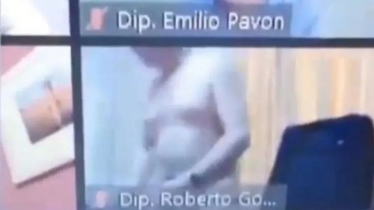 El diputado se sacó la camisa porque había volcado tereré.