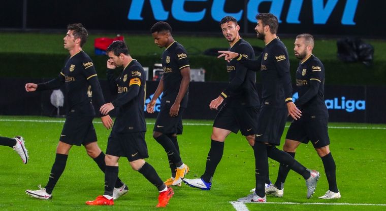 Barcelona, con camiseta alternativa negra.