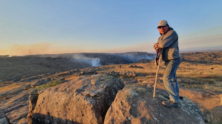 FOTO: Bomberos continúan combatiendo las llamas en las sierras de Córdoba.