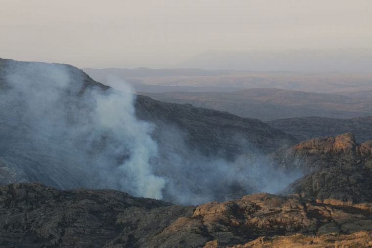Panorama desolador tras los incendios en camino a Los Gigantes, ruta 28