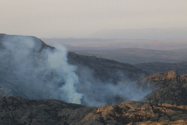 Panorama desolador tras los incendios en camino a Los Gigantes, ruta 28