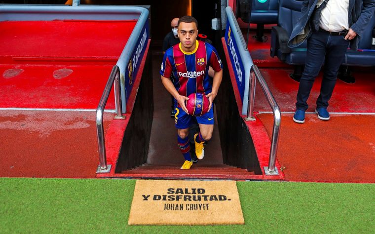El Barcelona presentó al estadounidense Sergiño Dest.