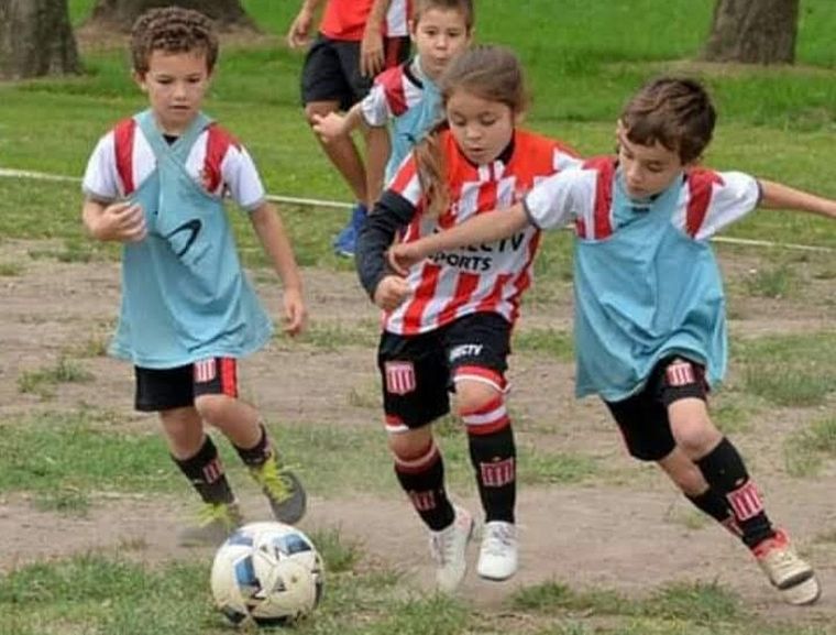Felicitas Flores, tiene sólo 7 años y se perfila como una promesa del fútbol