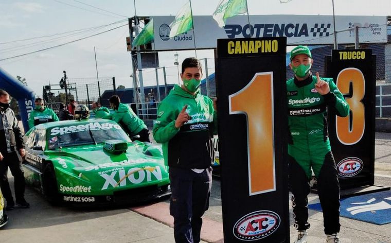 Canapino y su motorista Lucas Alonso festejando el "1".