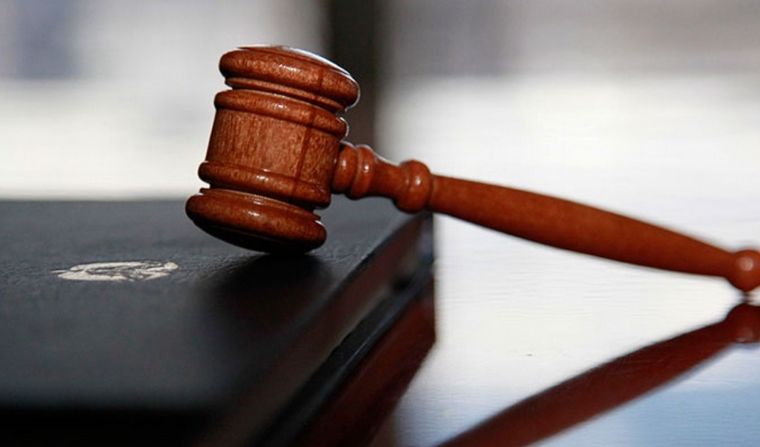 Demandó a sus padres para que lo mantengan de por vida