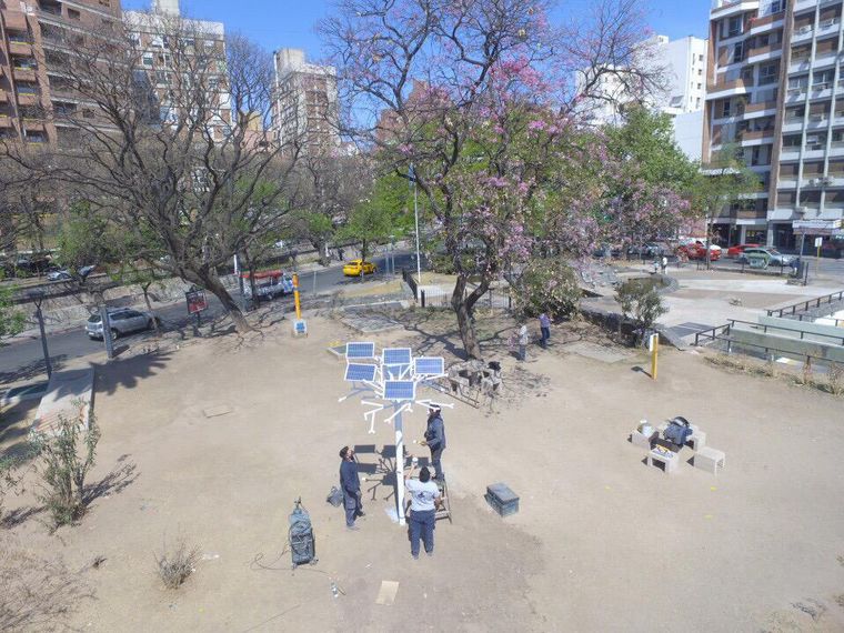 Instalaron el primer “árbol solar” de la ciudad de Córdoba