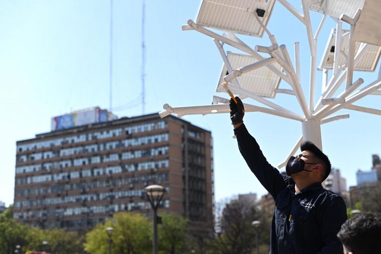 Instalaron el primer “árbol solar” de la ciudad de Córdoba