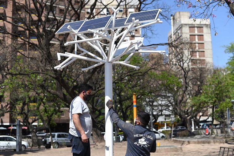 Instalaron el primer “árbol solar” de la ciudad de Córdoba