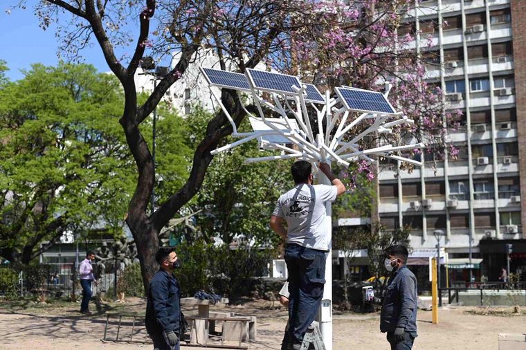 Instalaron el primer “árbol solar” de la ciudad de Córdoba