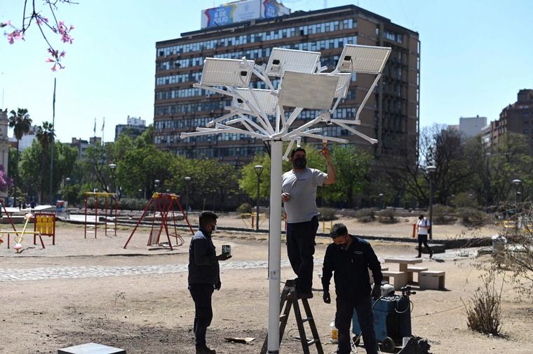 Instalaron el primer “árbol solar” de la ciudad de Córdoba