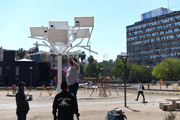 FOTO: Instalaron el primer “árbol solar” de la ciudad de Córdoba