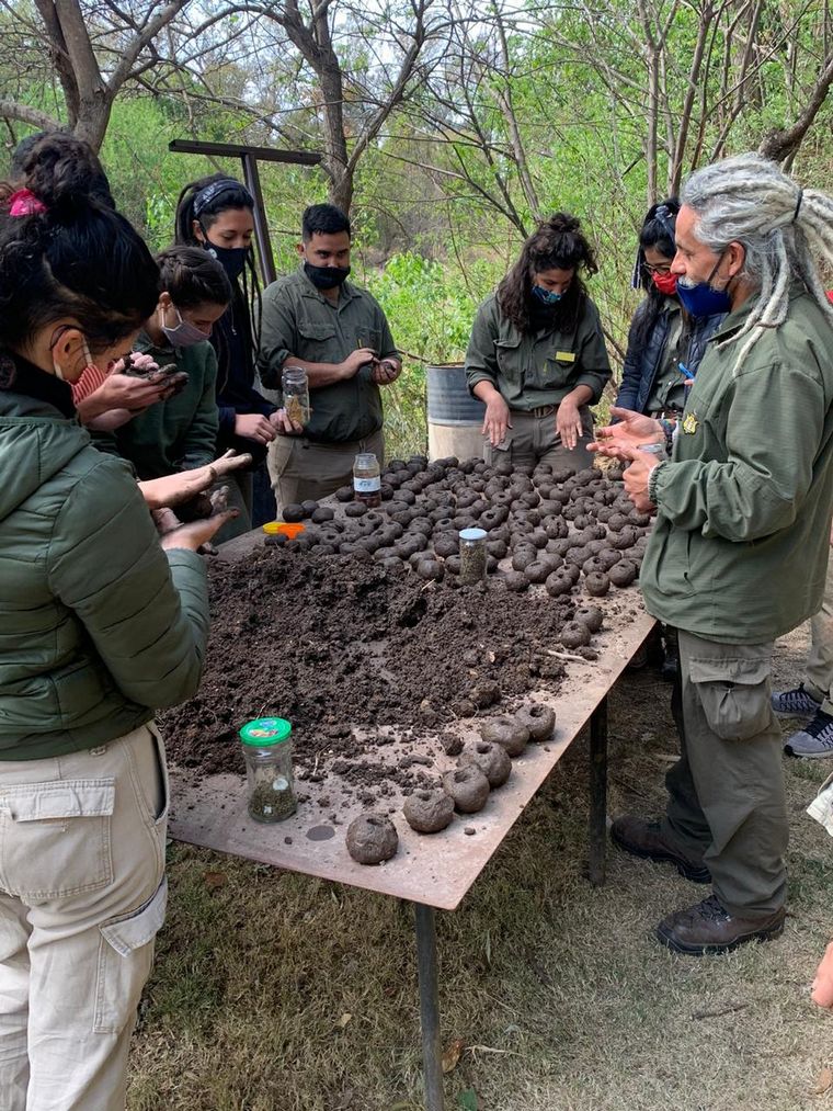 Guardaparques de la Reserva San Martín lideran el equipo de voluntarios.