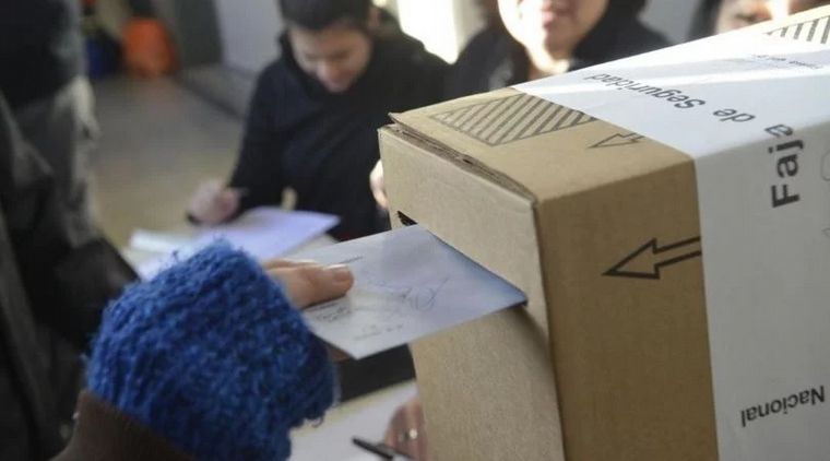 El oficialismo tenía los votos para sacar solo una ley de prórroga. 