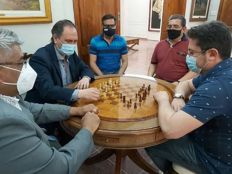 Polémica por diputados que fueron fotografiados jugando al ajedrez 
