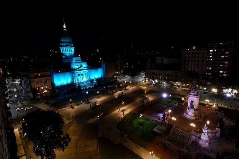 El Congreso se iluminó de turquesa en apoyo a una iniciativa por la dislexia.