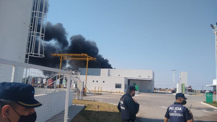 FOTO: Incendio en un depósito de gasoil de YPF Agro en Córdoba.