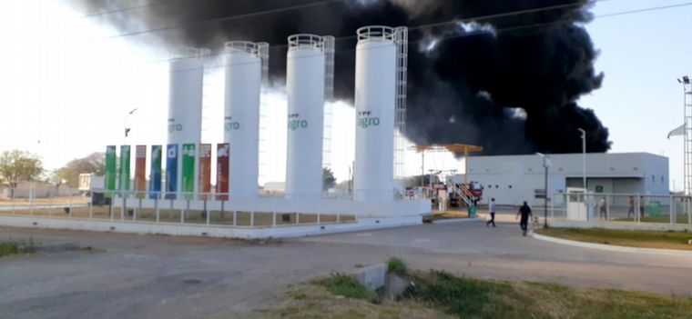 Incendio en un depósito de gasoil de YPF Agro en Córdoba.
