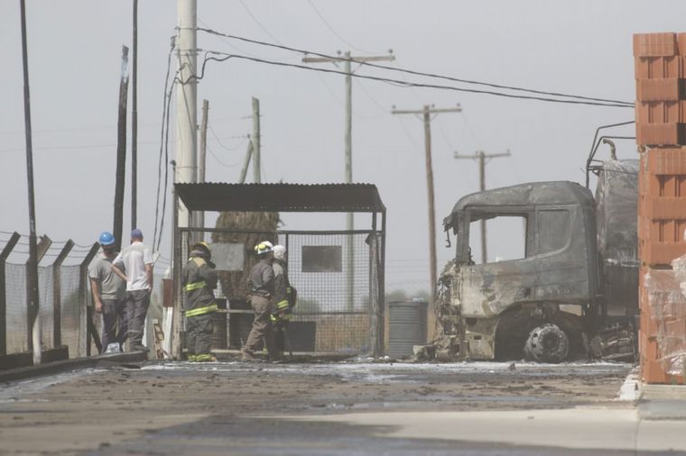 FOTO: Un camión cisterna y un depósito de combustible se prendieron fuego