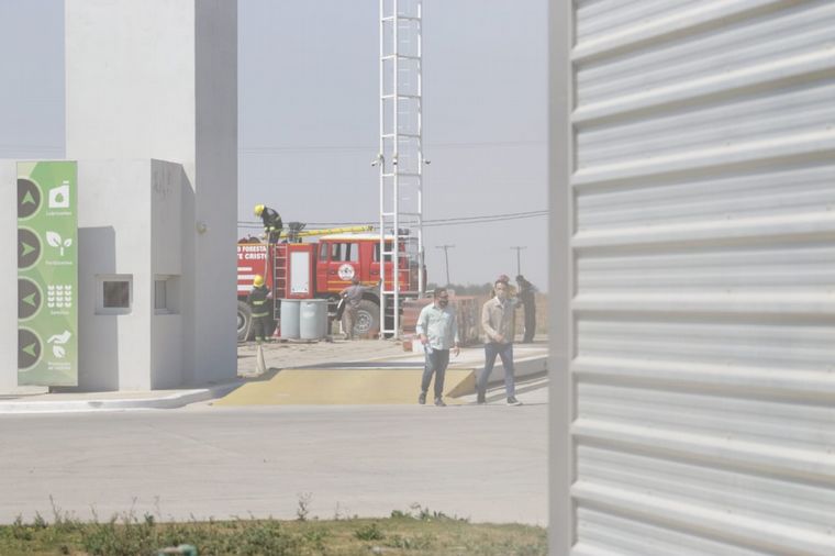Un camión cisterna y un depósito de combustible se prendieron fuego