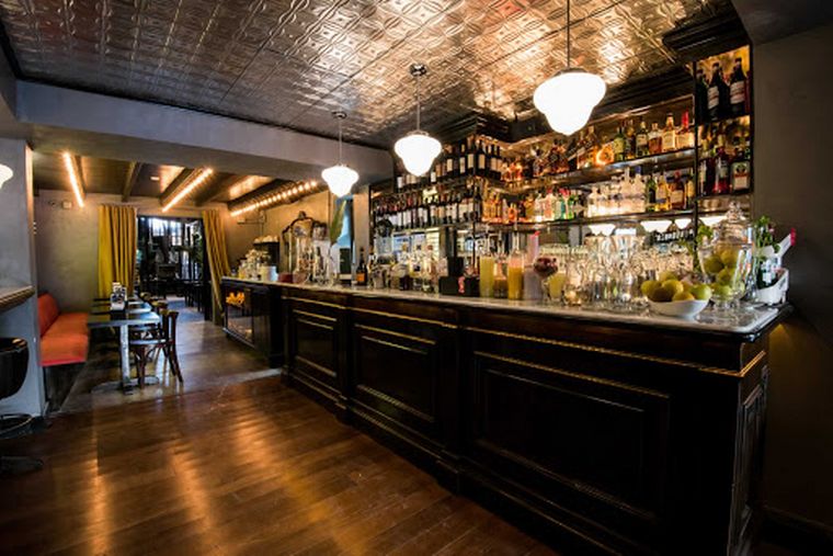 Desde este viernes, en algunas localidades los bares abrirán hasta medianoche.