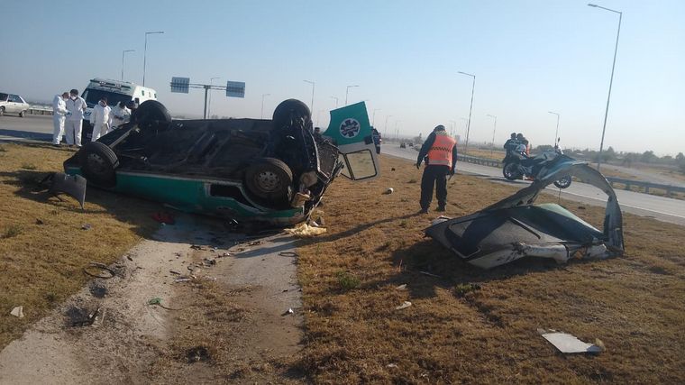 Volcó una ambulancia en el kilómetro 32 de avenida Circunvalación.