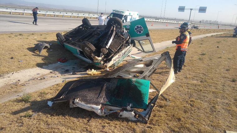 Volcó una ambulancia en el kilómetro 32 de avenida Circunvalación.