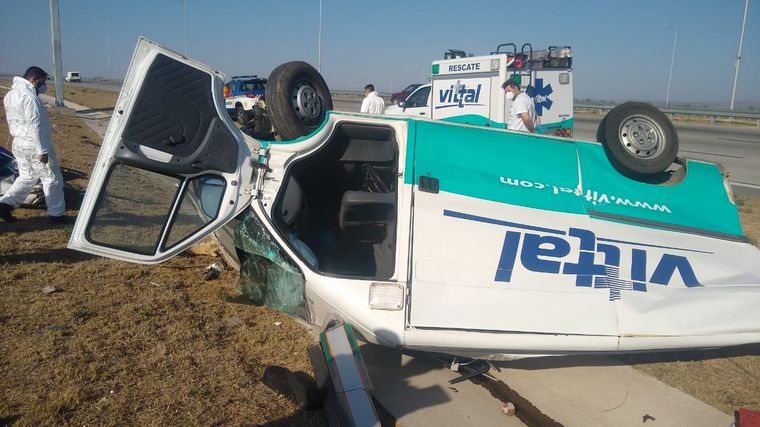 Volcó una ambulancia en el kilómetro 32 de avenida Circunvalación.