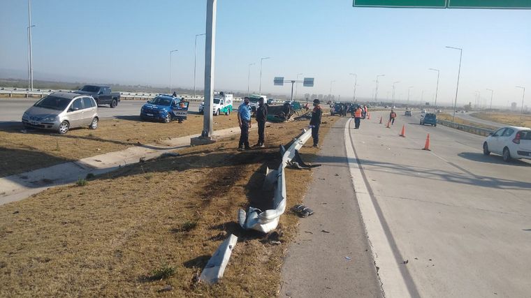 Volcó una ambulancia en el kilómetro 32 de avenida Circunvalación.