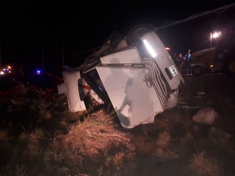 Un camión lo aplastó al volcar a un costado de la ruta, donde caminaba con su novia