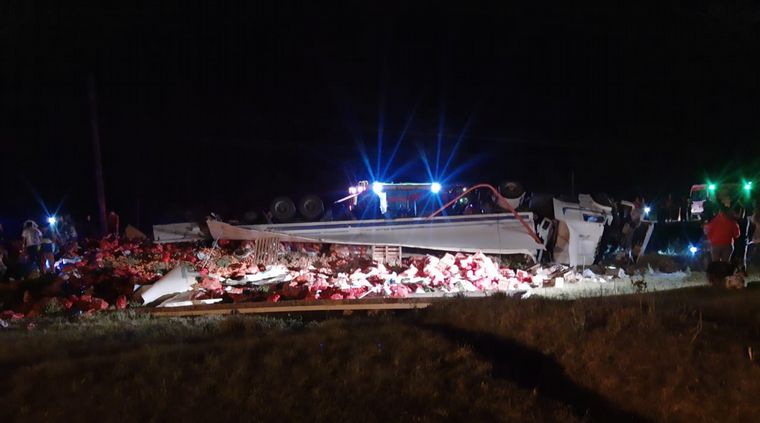 FOTO: Un camión lo aplastó al volcar a un costado de la ruta, donde caminaba con su novia