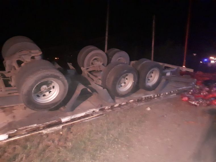Un camión lo aplastó al volcar a un costado de la ruta, donde caminaba con su novia