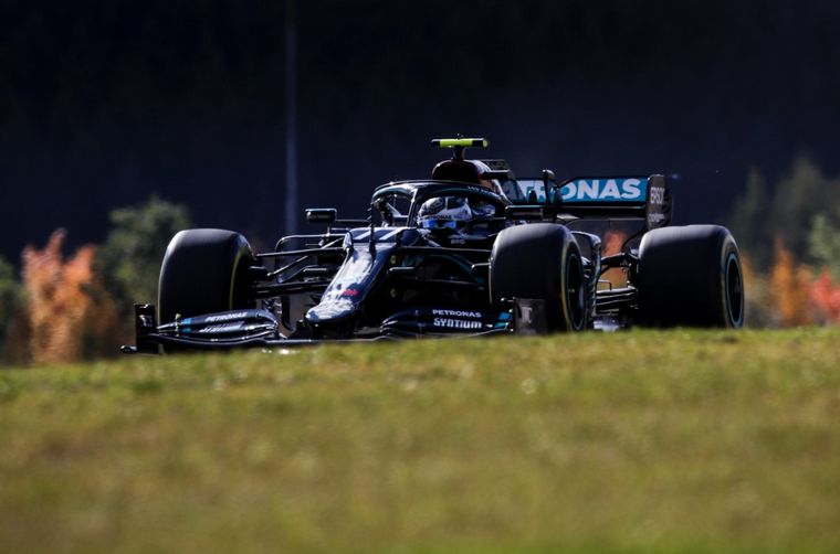 Valtteri Bottas batió a Hamilton por la pole en Nürburgring