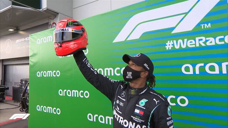 Hamilton levantan el casco de Schumacher que Mick le obsequió