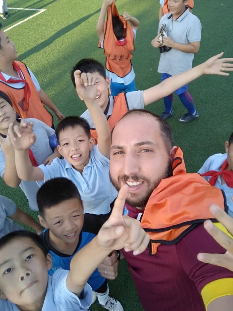 Diego, el cordobés que es entrenador de fútbol en Pekín.