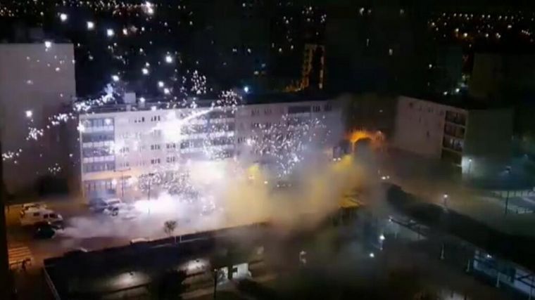 Atacaron una comisaría en Francia con fuegos artificiales