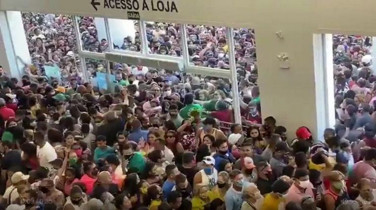 Avalancha de personas en un centro comercial de Brasil