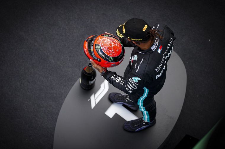 Hamilton es récord y se conmovió con el casco de Schumacher