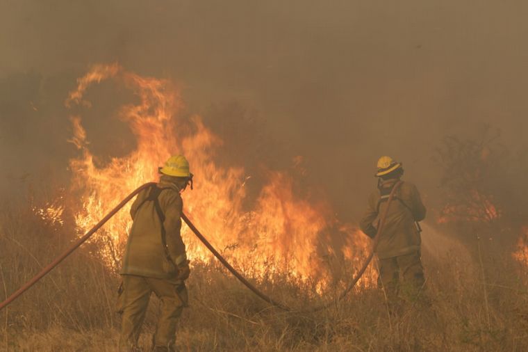 Bomberos combaten un foco camino a Carlos Paz.