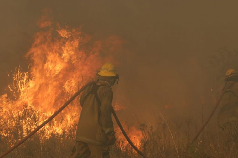 Bomberos combaten un foco camino a Carlos Paz.