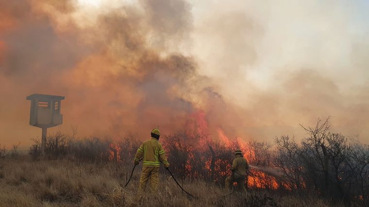 Bomberos combaten un foco camino a Carlos Paz.